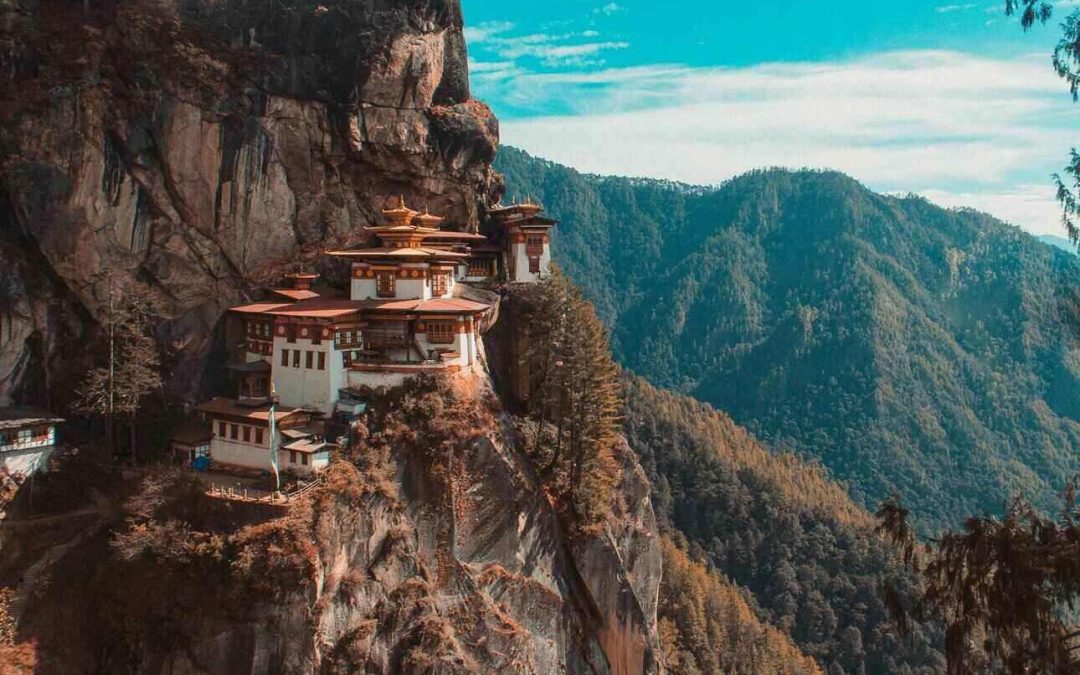 BHUTAN: tra montagne, valli, villaggi e monasteri-fortezze nell’ultimo e incontaminato Regno Himalayano