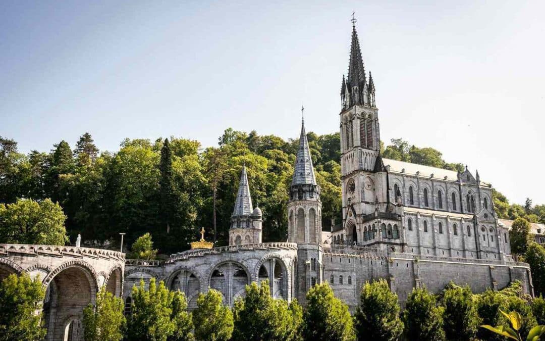 Lourdes: spiritualità, storia e i paesaggi dei Pirenei