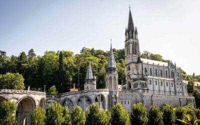 Lourdes: spiritualità, storia e i paesaggi dei Pirenei